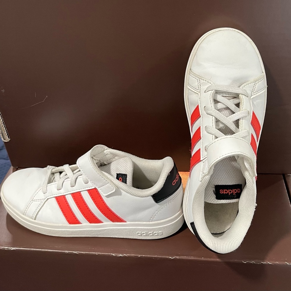 Adidas Kids White Sneakers with Red Stripes - Picture 4 of 4
